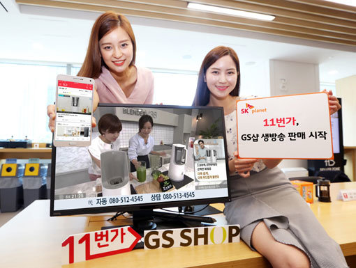 모델들이 GS샵과 11번가가 맞손을 잡고 실시하는 ‘홈쇼핑 실시간 방송 서비스’를 소개하고 있다. 사진제공 l 11번가