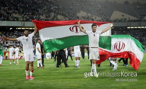이란축구대표선수들이 13일(한국시간) 테헤란 아자디 스타디움에서 벌어진 2018러시아월드컵 아시아 최종예선 A조 8차전 홈경기에서 우즈베키스탄을 2-0으로 꺾고 본선행을 조기에 확정한 뒤 기쁨을 만끽하고 있다. 사진=ⓒGettyimages이매진스