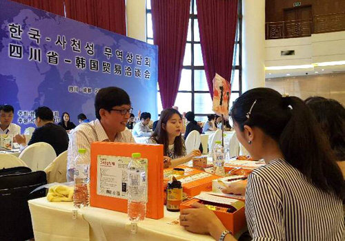 13일 중국 쓰촨성 청두를 방문한 ‘한중 FTA 무역촉진단’ 참여 기업 관계자들이 중국 바이어와 상담을 하고 있다. 한국무역협회 제공