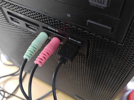 USB로 전원을 연결한다(출처=IT동아)