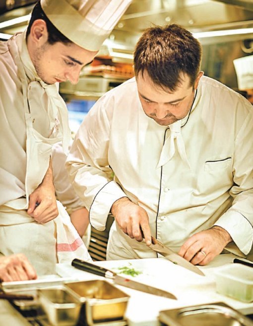 장 프랑수아 피에주 셰프가 자신의 레스토랑 주방에서 요리를 하고 있다. 피에주 셰프는 “한국에 프랑스의 요리라는 문화유산을 보여주고 싶다”고 말했다. 바앤다이닝·해비치호텔 제공