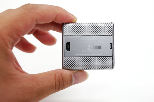 캐논 레이요 BTS-S 뒷면에는 마이크로 USB 충전 단자가 제공된다.(출처=IT동아)