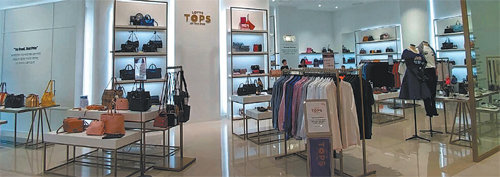 경기 수원시 롯데아울렛 광교점에 최근 문을 연 롯데 ‘탑스’ 매장. 바이어들이 직접 해외를 누비며 유명 브랜드의 신상품이나 재고 상품을 저렴하게 사와 50∼70% 할인해 준다. 롯데백화점 제공