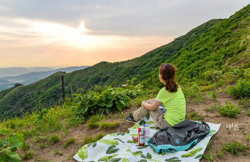 동아일보와 채널A가 주최한 ‘여행사진 공모전’에서 1위를 차지한 박길종 씨의 ‘삶의 여유’. 지난달 경기 이천시 원적산 정상에서 노을을 바라보는 박 씨의 아내를 찍은 사진이다. 박길종 씨 제공