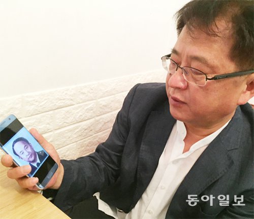 14일 안호재 씨가 아버지인 고 안병하 전 전남도 경찰국장의 사진을 보며 상념에 잠겨 있다. 고양=권기범 기자 kaki@donga.com