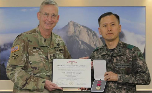 한국과 미국의 첫 혼성부대인 한미연합사단 창설에 기여한 인성환 56사단장(오른쪽)이 미 정부로부터 공로훈장을 받고 있다. 육군 제공