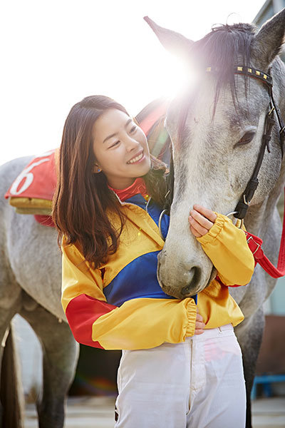 여성기수로는 처음으로 대상경주에서 우승하며 편견의 유리천장을 깬 김혜선 기수. 남성기수보다 체력은 떨어지지만 여성 특유의 섬세함과 부드러움으로 말을 이해할 수 있는 장점을 앞세워 국내경마에 새로운 역사를 썼다. 사진제공 ㅣ 한국마사회