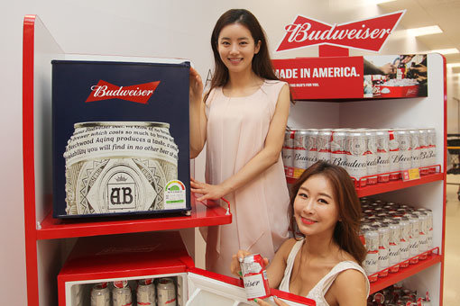 이마트는 홈술족을 위한 아이템으로 500ml 맥주캔 40개까지 보관 가능한 맥주냉장고를 19만9000원에 판매한다. 사진제공｜이마트