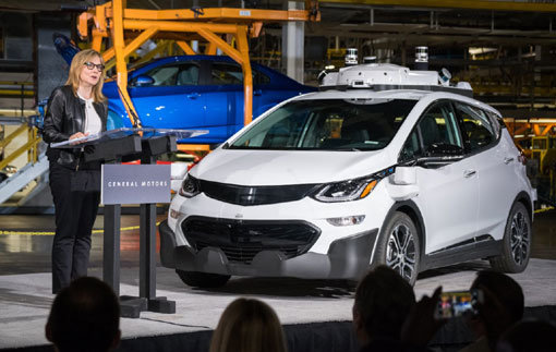 메리 바라 GM 회장 겸 CEO가 차세대 자율주행 시스템을 탑재한 쉐보레 볼트(Bolt) EV 시험 차량 양산 소식을 밝히고 있다.사진제공 쉐보레