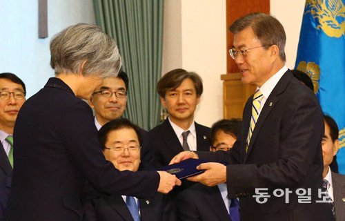 문재인 대통령이 18일 오후 청와대 본관에서 임명장 수여식을 열고 강경화 신임 외교통상부 장관에게 임명장을 주고 있다. 원대연 기자 yeon72@donga.com