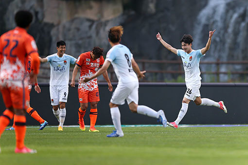 제주전에서 시즌 첫 골을 기록한 박요한(오른쪽). 사진제공｜한국프로축구연맹