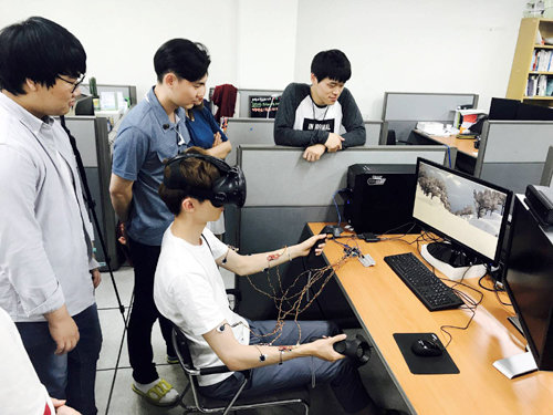 대구대 컴퓨터정보공학부 ‘블루스크린’팀 학생들이 연구실에서 가상현실(VR)을 기반으로 만든 모노스키 체험 시스템을 시연하고 있다. 대구대 제공