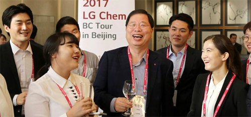 박진수 LG화학 부회장(가운데)이 17일(현지 시간) 중국 베이징에서 열린 해외인재 채용행사에 참석한 현지 대학생들과 웃으며 대화를 나누고 있다. LG화학 제공