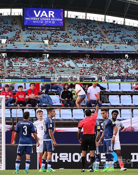 20일 전주월드컵경기장에서 FIFA U-20 월드컵 코리아 2017 조별리그 첫 경기 A조 아르헨티나와 잉글랜드의 경기가 열렸다. 후반 아르헨티나 마르티네스(아래 사진 오른쪽 두 번째)가 잉글랜드 토모리를 가격하며 VAR 판독 끝에 레드카드를 받고 퇴장당하고 있다. 전주 | 김진환 기자 kwangshin00@donga.com