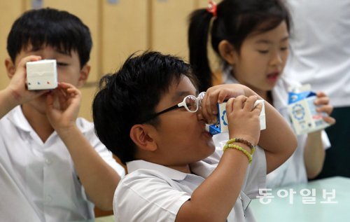 젖당을 분해하는 효소가 부족해 우유를 마시면 배가 아픈 ‘유당불내증’은 한국인 4명 중 3명꼴로 앓고 있을 정도로 흔한 질환이다. 어린이들에겐 관련 효소가 포함된 우유를 챙겨줘 칼슘이 부족해지지 않도록 하는 게 중요하다. 동아일보DB