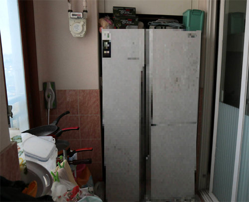 김모 씨가 아기 시신 2구를 보관했던 양문형 냉장고. 김 씨는 지난해 4월 부산 남구의 A 씨 아파트에서 동거를 시작할 때 시신을 종이 박스에 담아 이 냉장고 냉동실로 옮겼다. 부산지방경찰청 제공