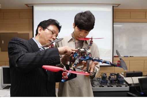 경운대 항공전자공학과 최덕규 교수가 자체 비행체 제작을 통한 항공전자 기초 실습을 지도하고 있다.