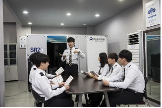 항공시뮬레이션센터에서 교육을 받는 학생들.