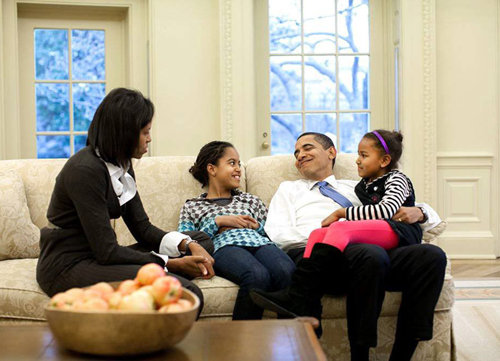 오마타 전 대통령이 2009년 초 백악관 집무실 소파에서 편하게 휴식을 취하고 있다. 딸을 향해 짓는 오바마의 미소가 익살스럽다. 사진 출처 미셸 오바마 트위터·백악관
