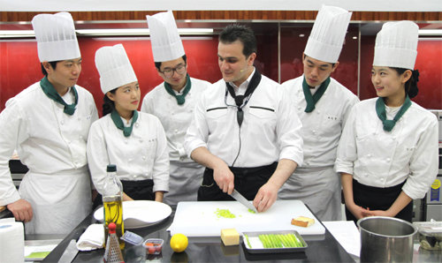 영남이공대 식음료조리계열 학생들이 실습실에서 이탈리아 요리사의 강의를 듣고 있다. 영남이공대 제공