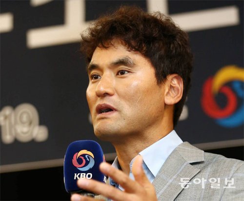 박찬호 한국야구위원회(KBO) 국제홍보위원이 19일 서울 더케이호텔에서 KBO와 대한야구소프트볼협회 주최로 열린 유소년 야구선수 부상 방지를 위한 제도 개선 공청회에 강사로 나서 마이크를 잡았다. 전영한 기자 scoopjyh@donga.com