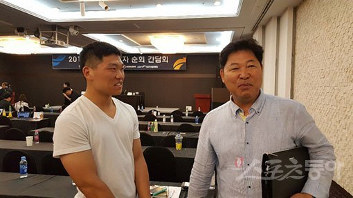 ‘공부하는 야구선수’로 잘 알려진 서울대 이정호(왼쪽)가 19일 서울 서초구 더케이호텔에서 열린 ‘유소년 야구선수 부상방지를 위한 제도개선 공청회’에서 이만수 KBO 육성위원의 조언을 듣고 있다. 다음달 군에서 전역하는 이정호는 이제 제 2의 야구인생을 앞두고 있다. 고봉준 기자 shutout@donga.com