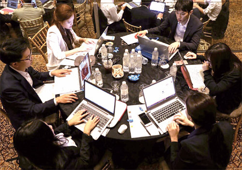 한국P&G는 2016년 11월 14∼15일 싱가포르 P&G에서 P&G아시아 CEO 챌린지 글로벌 라운드를 개최했다. 국내 라운드에서 우승한 한국 대표팀은 준우승을 차지했다.
