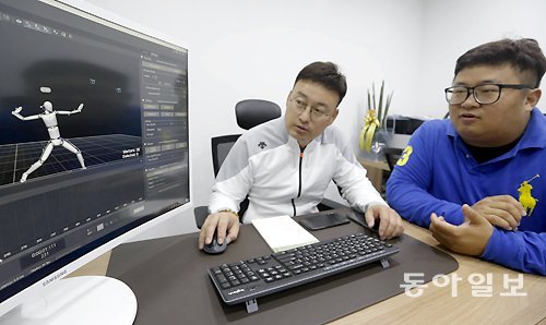 차명주 대표(왼쪽)가 서울 서초구 6.3야구연구소에서 3차원(3D) 투구 분석 시스템으로 측정한 기자의 투구 동작에 대해 설명하고 있다. 양회성 기자 yohan@donga.com