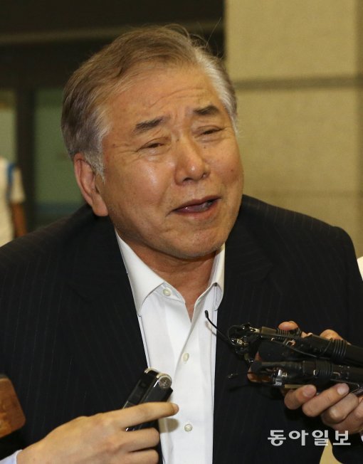 사진= 방미중 발언으로 논란을 빚고 있는 문정인 대통령 통일안보 특보가 21일 새벽 인천공항을 통해 입국하고 있다. 원대연 기자 yeon72@donga.com