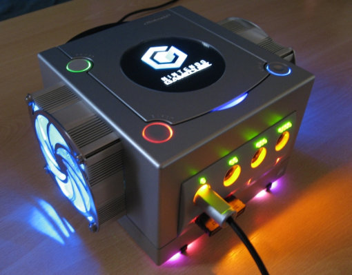 RoempaZ 가 개조한 게임큐브. 다양한 LED 색상을 통해 게임큐브가 미래형 머신으로 변신했다 (출처=게임동아)