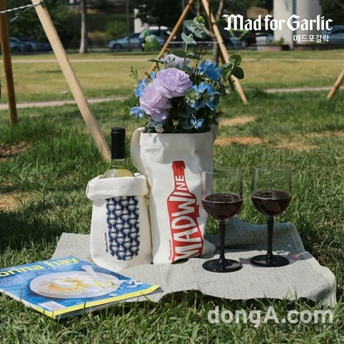 ▲ 매드포갈릭 피크닉 와인잔과 와인 에코백