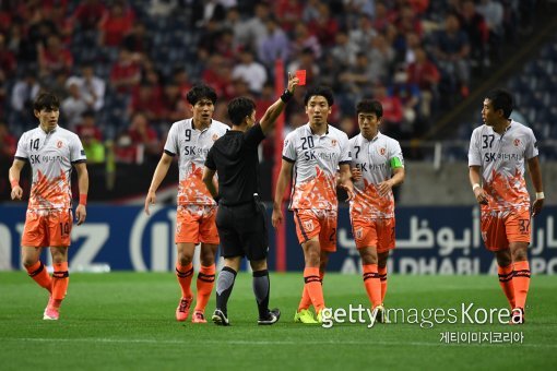 징계로 경기에 나서지 못하는 조용형(가운데). 사진=ⓒGettyimages이매진스