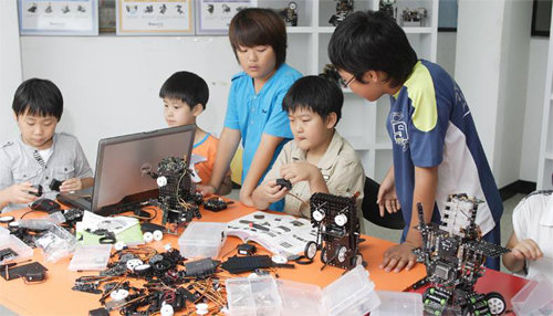 아이들이 로보로보가 만든 ‘로보키트’를 활용해 로봇 몸체를 제작하고 있다. 컴퓨터로 프로그램을 짜면 로봇의 움직임도 직접 제어할 수 있다. 로보로보 제공