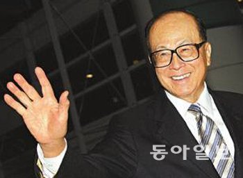 내년 은퇴를 선언한 홍콩 사업가 리카싱 청쿵그룹 회장(89). 그는 시계 수리공으로 시작해 아시아 최고 거부에 오른 입지전적 인물이다. 동아일보DB