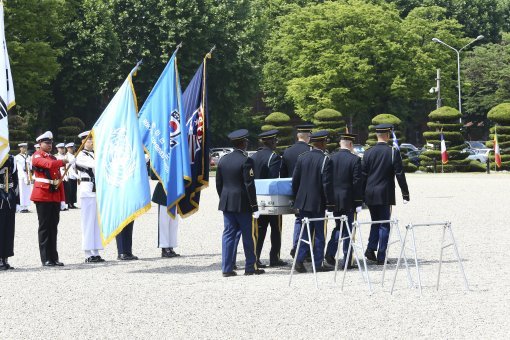 6.25 전쟁당시 사망한것으로 보이는 유엔군 유해 송환식이 22일 오전 용산 연합사 연병장에서 열렸다.