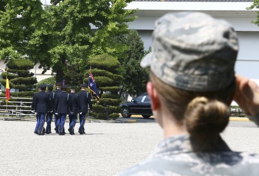 6.25 전쟁당시 사망한것으로 보이는 유엔군 유해 송환식이 22일 오전 용산 연합사 연병장에서 열렸다.