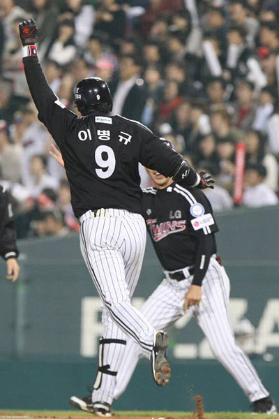 전 LG 이병규(9번)는 KBO리그 역사상 13번째 영구결번의 주인공이 됐다. 이병규에 앞서 영구결번에 지정된 역대 레전드들은 “영광”, “자부심”이라는 단어로 영구결번의 의미를 표현했다. 사진제공｜LG 트윈스