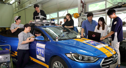 22일 계명대 성서캠퍼스 공학관 실습실에서 자율주행차 프로젝트팀 ‘비사’의 학생들이 차량에 장착하는 장비 성능을 테스트해보고 있다. 계명대 제공