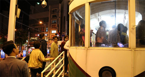 지난해 피란수도 부산 야행 행사에 참석한 시민들이 피란 당시 운행했던 전차에 오르고 있다. 리컨벤션 제공