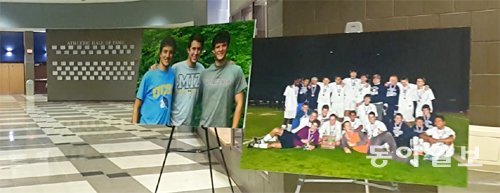 건장했던 청년 어디 가고… 22일(현지 시간) 북한에 장기간 억류됐다가 귀국한 지 엿새 만에 숨진 미국
 대학생 오토 웜비어의 모교인 오하이오주 신시내티의 와이오밍고교 강당에 마련된 장례식장에 고인을 기리는 사진이 놓여 있다. 
신시내티=박정훈 특파원 sunshade@donga.com