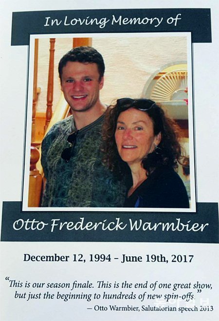 “드라마는 끝났지만… 후속작의 시작” 어머니와 찍은 사진과 함께 “드라마는 끝났지만 이것은 후속작의 시작”이라는 웜비어의 2013년 졸업식 연설 내용이 담긴 그의 장례식 안내문. 신시내티=박정훈 특파원 sunshade@donga.com