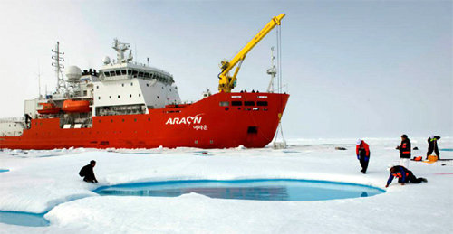 한국이 보유한 7500t급 쇄빙연구선 ‘아라온호’. 1년 중 70% 이상을 남극에서 지내 북극 연구에는 연간 15일 밖에 활용되지 못하는 실정이다. 극지연구소 제공