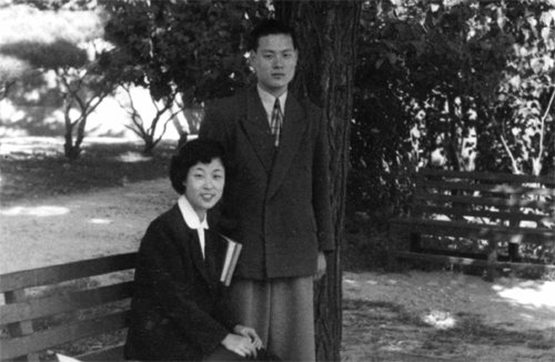 서울 동숭동 서울대 교정의 저자(왼쪽)와 이어령씨. 에피파니 제공