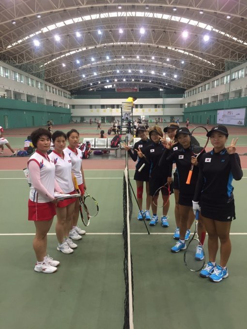 차이니즈컵 국제정구대회에서 맞대결 펼친 한국(오른쪽)과 북한 대표팀.