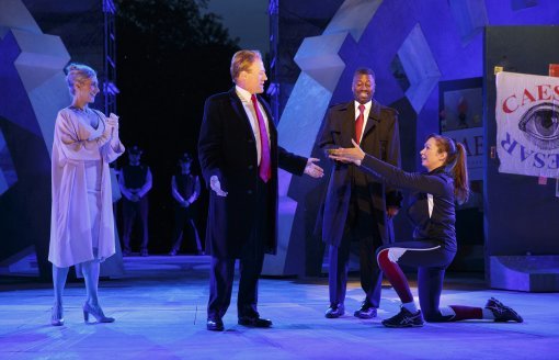 도널드 트럼프 미국 대통령 분장을 한 줄리우스 시저가 등장하는 연극 ‘줄리우스 시저’의 한 장면.