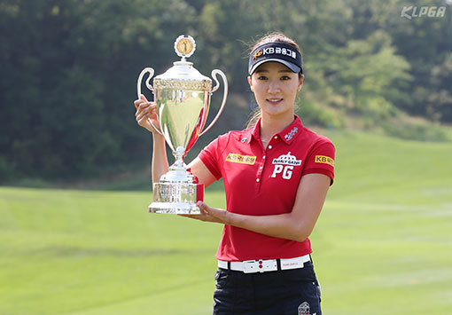 오지현이 25일 안산 아일랜드골프장에서 막을 내린 한국여자프로골프(KLPGA) 투어 BC카드한경레이디스컵에서 2년 연속 우승을 달성한 뒤 트로피를 들고 환하게 웃고 있다. 사진제공 ｜ KLPGA