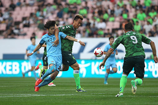 전북 김신욱(왼쪽 2번째)이 25일 전주월드컵경기장에서 벌어진 대구와의 홈경기 도중 상대의 밀착마크 속에 돌파를 시도하고 있다. 두 팀은 치열한 공방 끝에 2-2로 비겼다. 사진제공 | 한국프로축구연맹