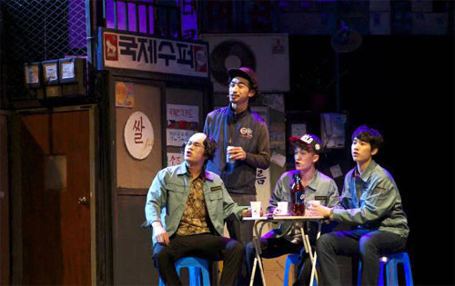 중국 배우들이 23일 저녁 중국 베이징의 한 공연장에서 한국 뮤지컬 ‘빨래’를 공연하고 있다. 한중 간 민간교류가 계속돼야 한다는 점을 증명한 공연이었다. 왕하이샤오 프로듀서 제공