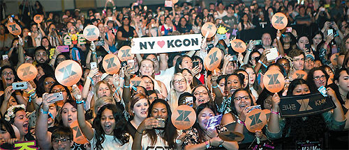 23일(현지 시간) 미국 뉴저지 푸르덴셜센터에서 열린 한류 종합 페스티벌 ‘케이콘(KCON) 2017 뉴욕’을 찾은 현지 팬들이 한국 가수들의 노래를 들으며 환호하고 있다. CJ E&M 제공