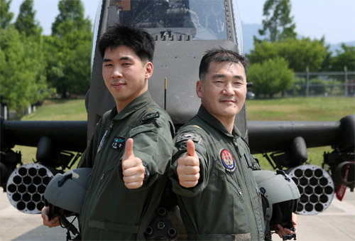 육군 최초 부자(父子) 헬기 조종사인 양성진 준위(오른쪽)와 아들 양한솔 준위. 육군 제공